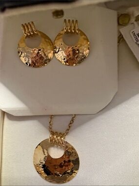 14kt yellow gold Hammered Disc Necklace and Earring Set 7grams